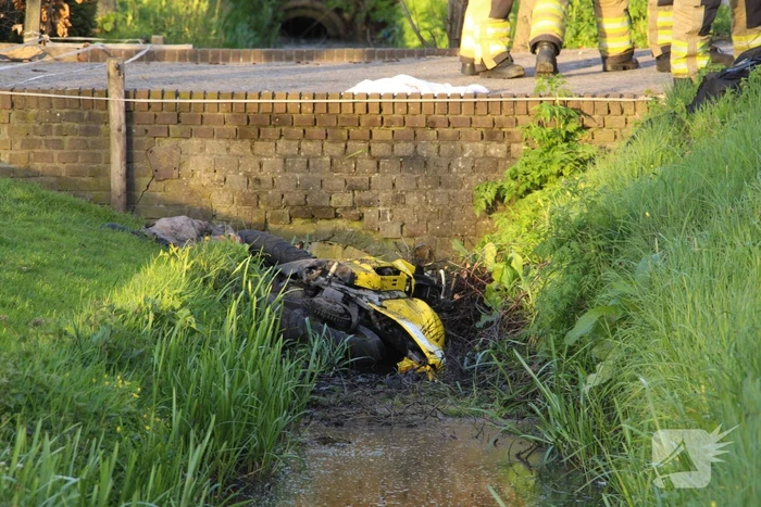 Motorrijder raakt zwaargewond na botsing tegen boom