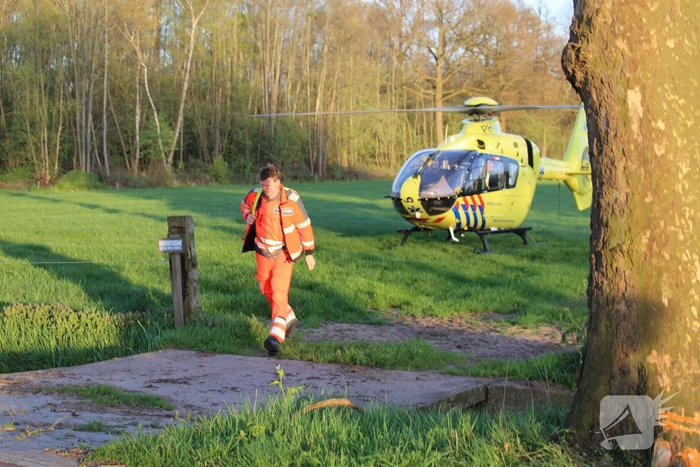 Motorrijder raakt zwaargewond na botsing tegen boom