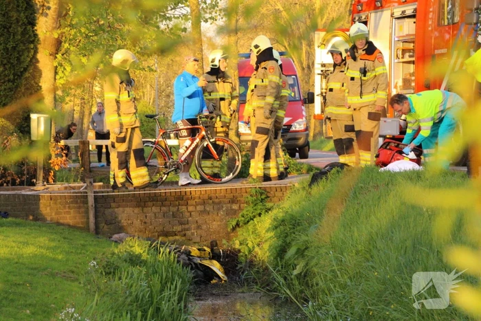 Motorrijder raakt zwaargewond na botsing tegen boom