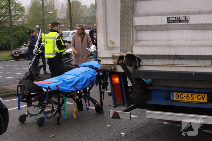 Vrachtwagen rijdt scooter aan