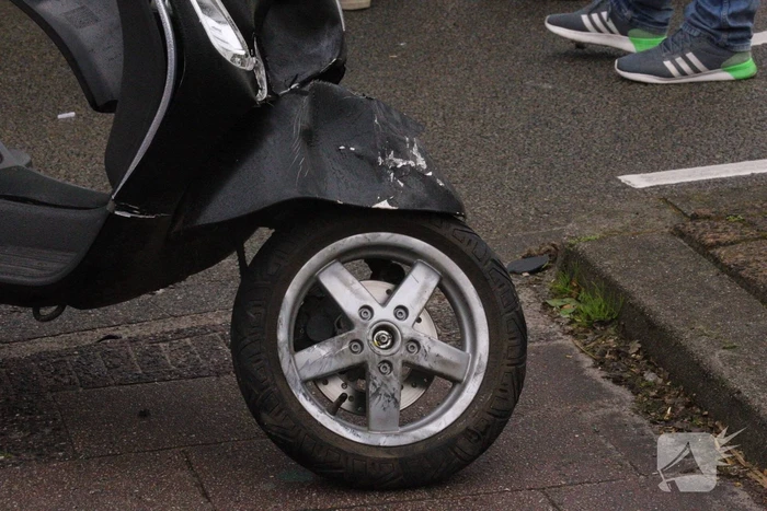 Vrachtwagen rijdt scooter aan