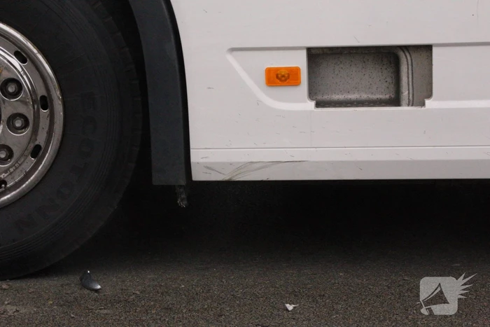 Vrachtwagen rijdt scooter aan