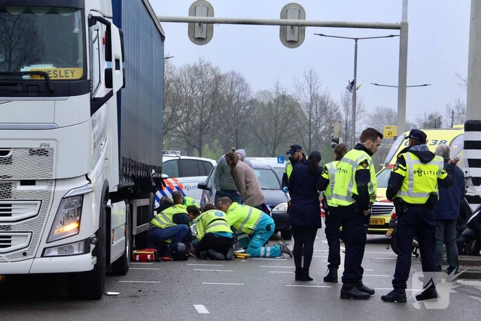 Vrachtwagen rijdt scooter aan