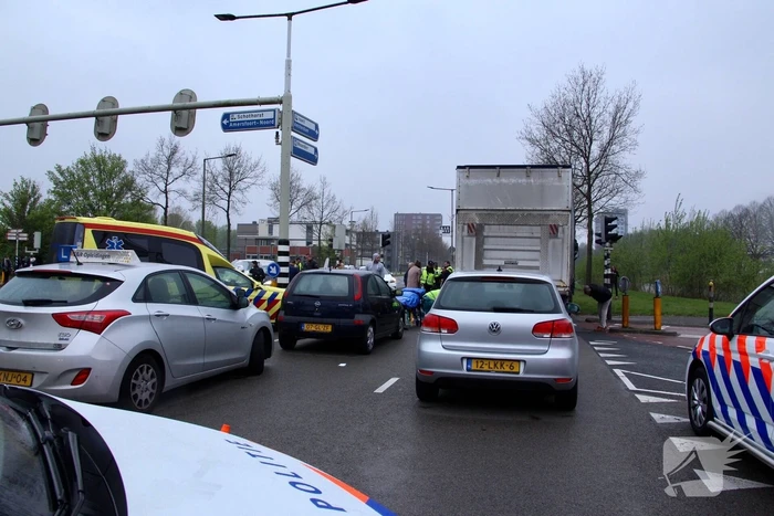 Vrachtwagen rijdt scooter aan