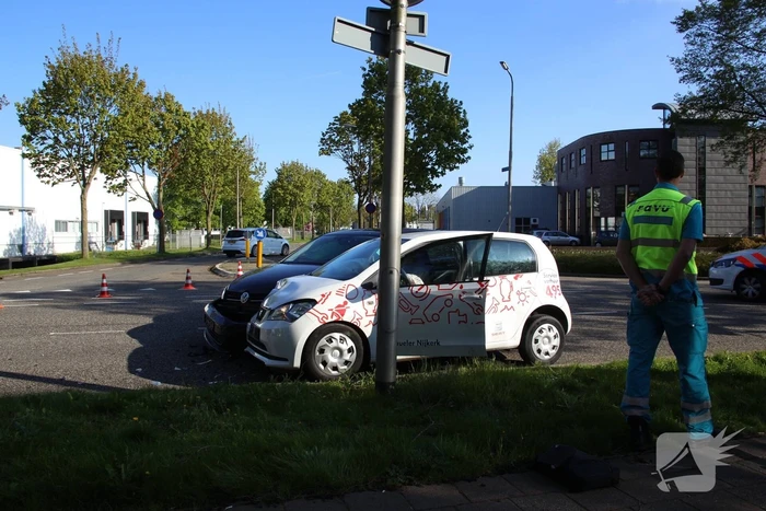 Veel schade na aanrijding op kruising