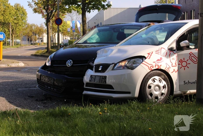 Veel schade na aanrijding op kruising