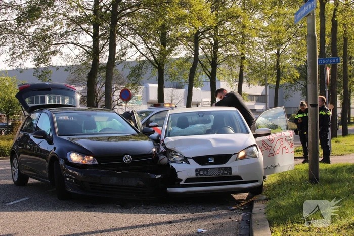 Veel schade na aanrijding op kruising