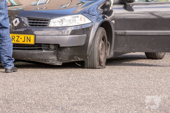 Automobilist botst tegen verkeerspaal