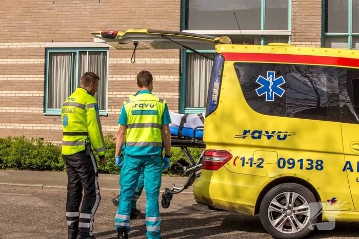 Automobilist botst tegen verkeerspaal