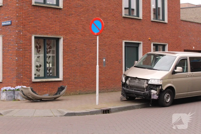 Schade na botsing tegen verkeerspaal
