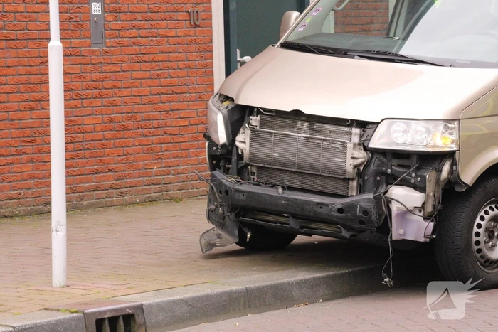 Schade na botsing tegen verkeerspaal