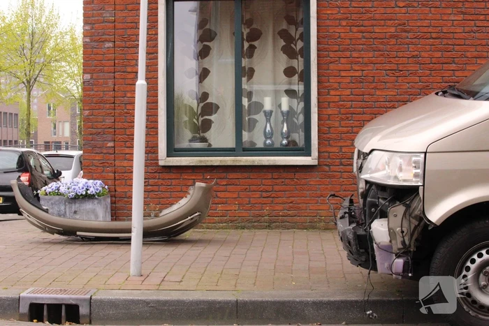 Schade na botsing tegen verkeerspaal