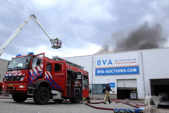 Veel rookontwikkeling bij zeer grote brand