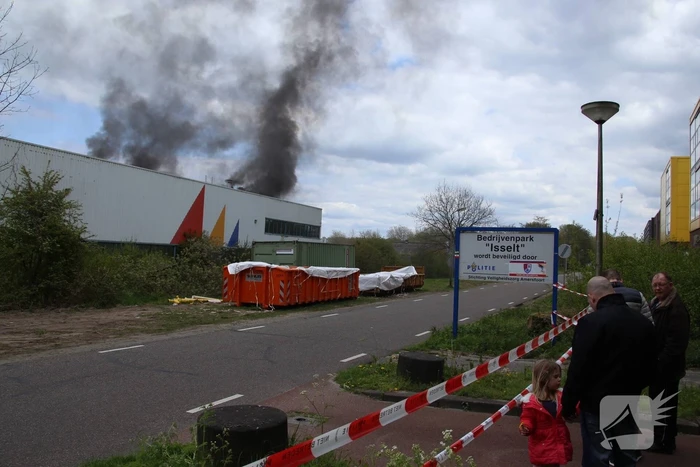 Veel rookontwikkeling bij zeer grote brand