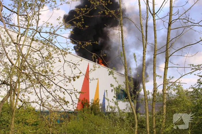 Veel rookontwikkeling bij zeer grote brand