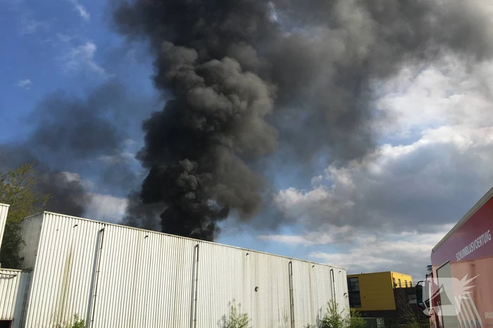 Veel rookontwikkeling bij zeer grote brand
