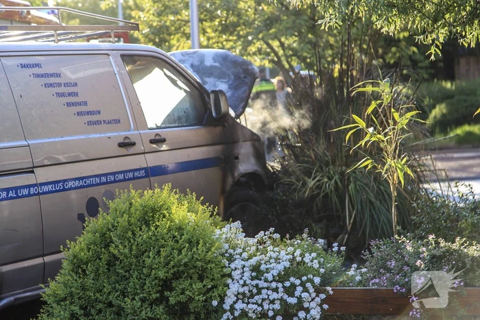 Bestelbus gaat in vlammen op