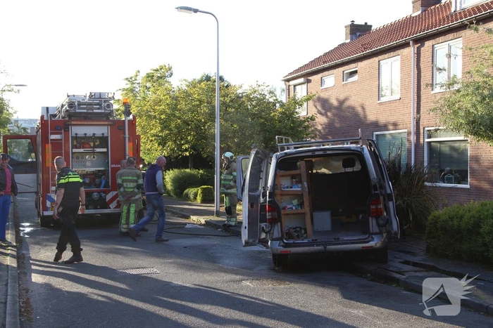 Bestelbus gaat in vlammen op