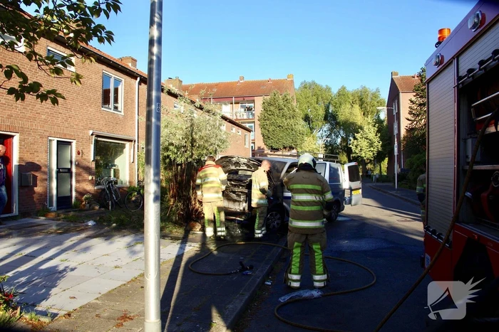 Bestelbus gaat in vlammen op