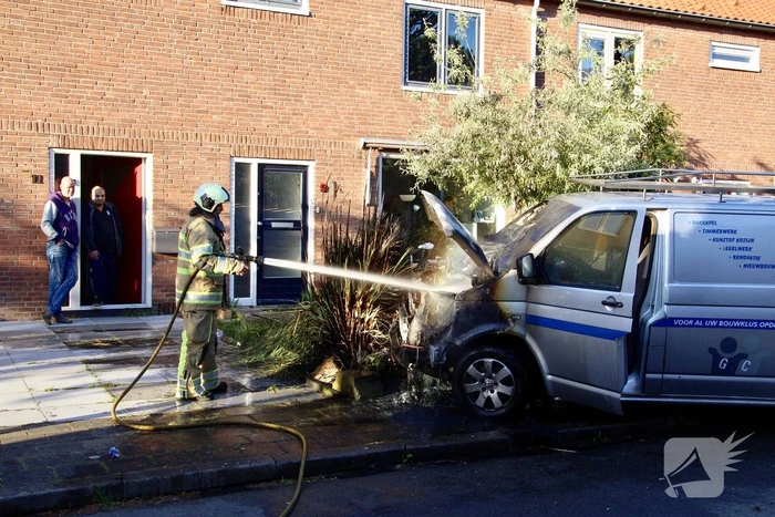 Bestelbus gaat in vlammen op