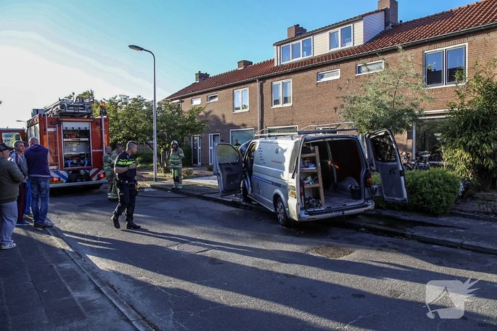 Bestelbus gaat in vlammen op