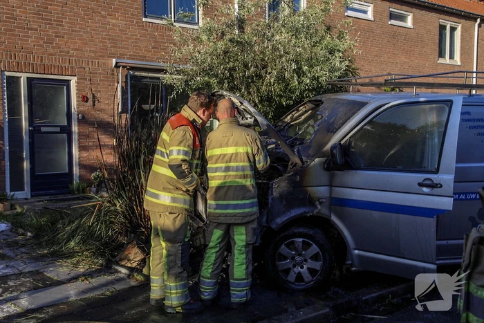 Bestelbus gaat in vlammen op