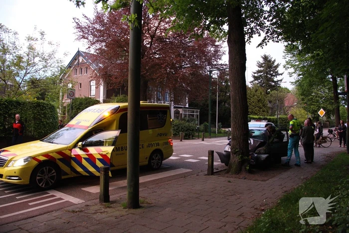 Auto botst frontaal op boom