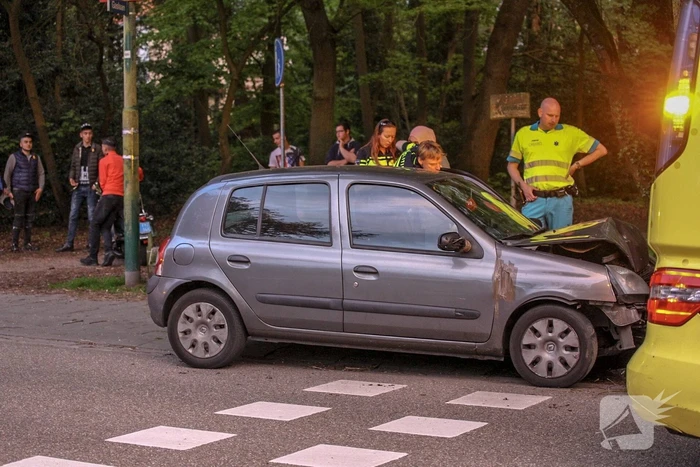 Auto botst frontaal op boom