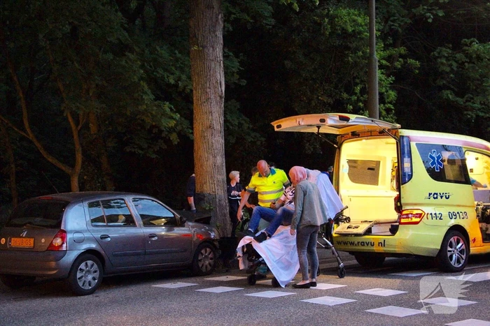 Auto botst frontaal op boom