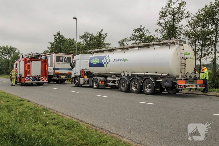 Vastgelopen remmen vrachtwagen zorgt voor brand
