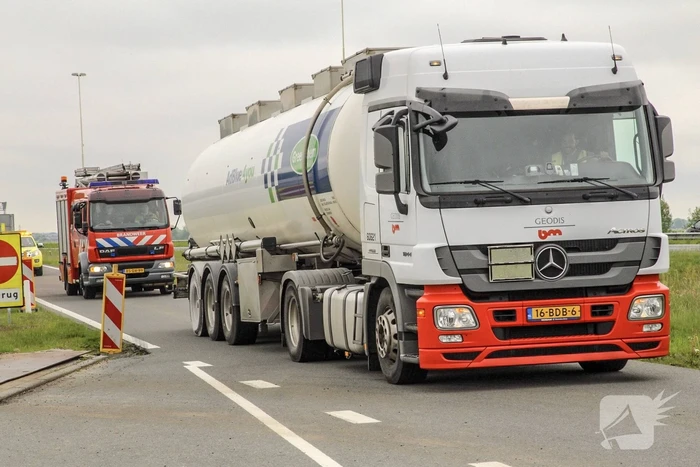 Vastgelopen remmen vrachtwagen zorgt voor brand