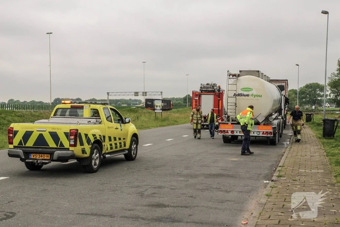 Vastgelopen remmen vrachtwagen zorgt voor brand