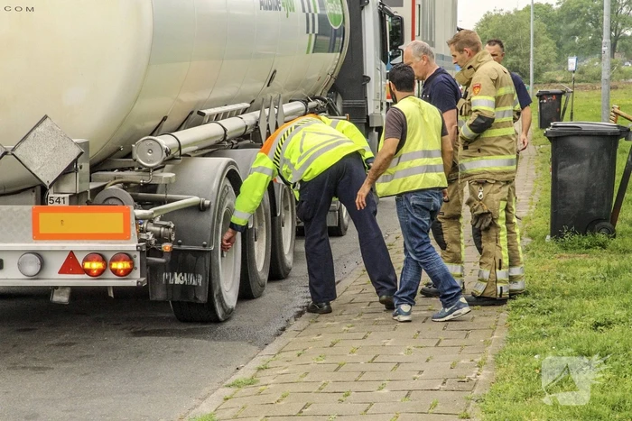 Vastgelopen remmen vrachtwagen zorgt voor brand