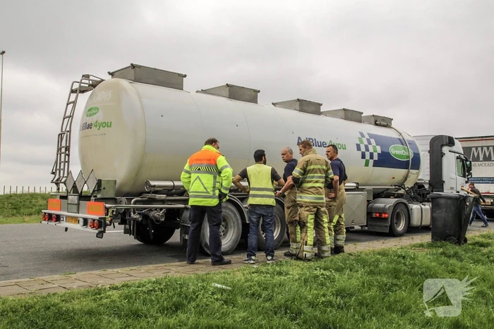 Vastgelopen remmen vrachtwagen zorgt voor brand