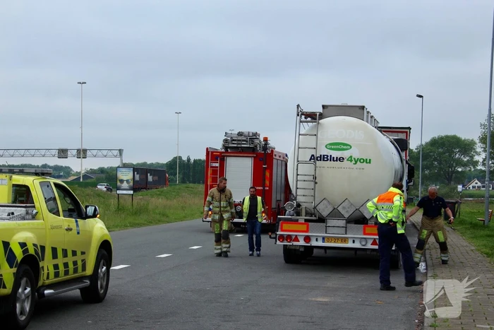Vastgelopen remmen vrachtwagen zorgt voor brand