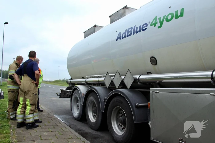 Vastgelopen remmen vrachtwagen zorgt voor brand
