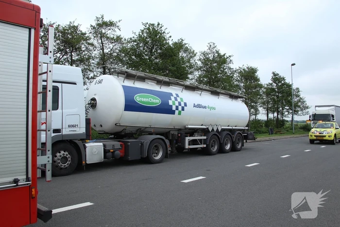 Vastgelopen remmen vrachtwagen zorgt voor brand