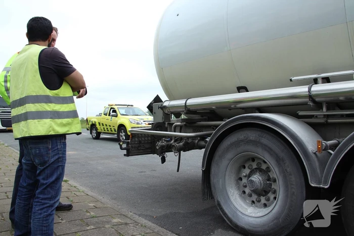 Vastgelopen remmen vrachtwagen zorgt voor brand