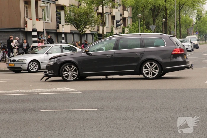 Veel schade na botsing op kruising