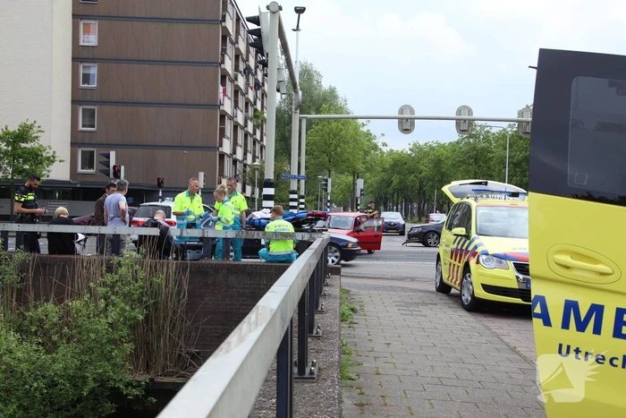 Veel schade na botsing op kruising