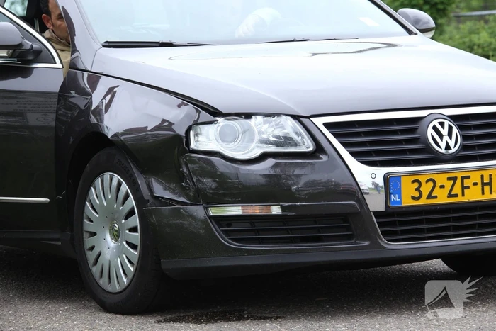 Schade bij botsing op rotonde