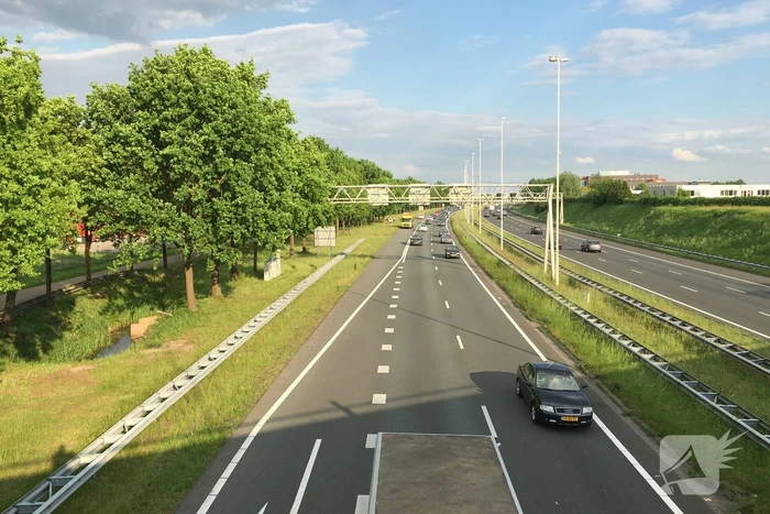 Auto raakt van de weg en knalt tegen boom