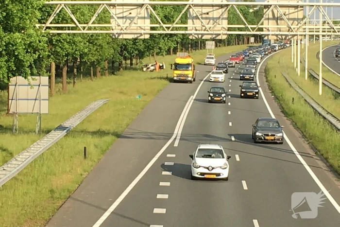 Auto raakt van de weg en knalt tegen boom