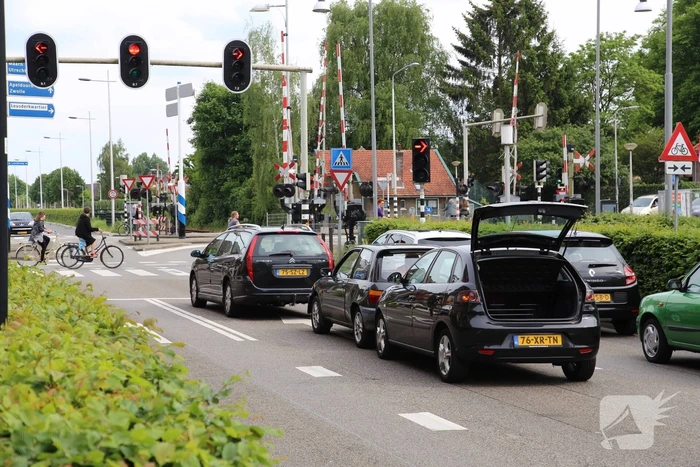 Kind krijgt troostbeertje na kop-staartbotsing