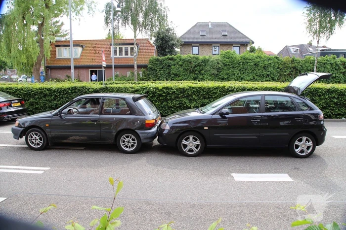 Kind krijgt troostbeertje na kop-staartbotsing