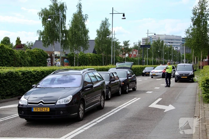 Kind krijgt troostbeertje na kop-staartbotsing