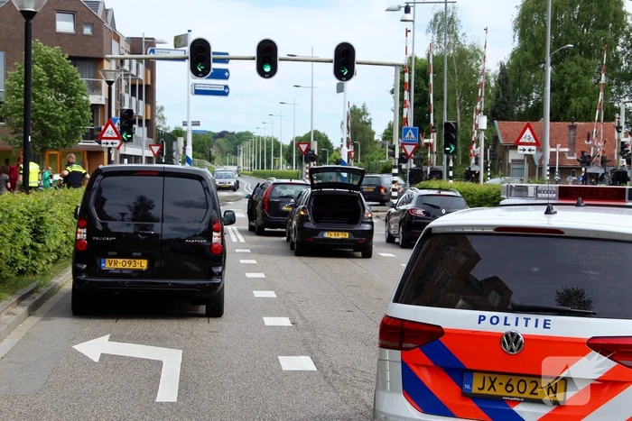 Kind krijgt troostbeertje na kop-staartbotsing
