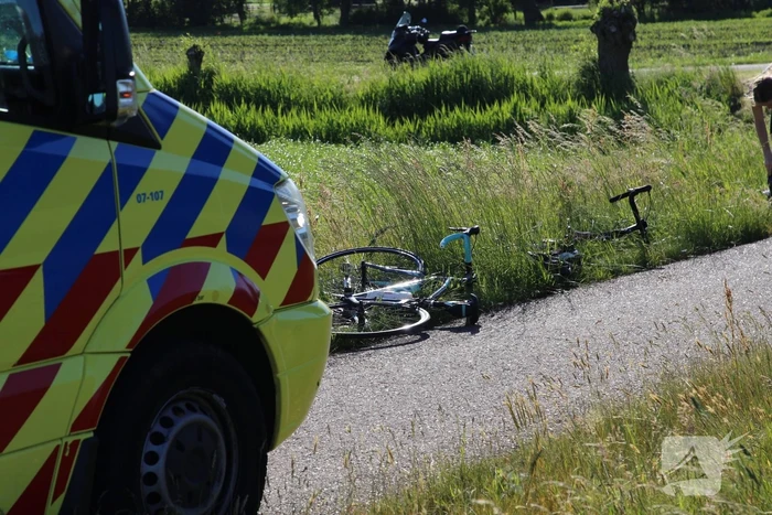 Wielrenner gewond door hobbel in de weg