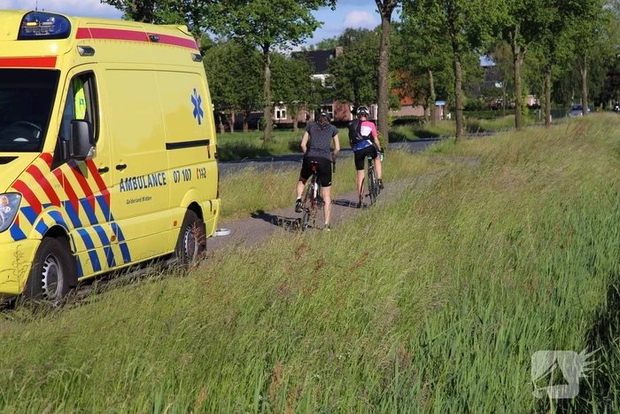 Wielrenner gewond door hobbel in de weg