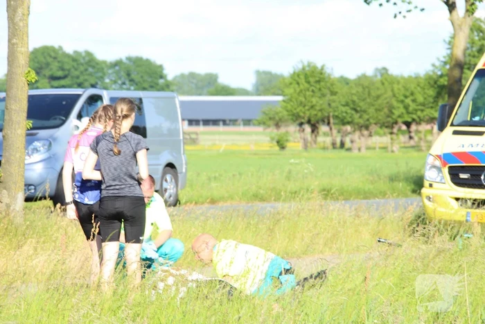 Wielrenner gewond door hobbel in de weg